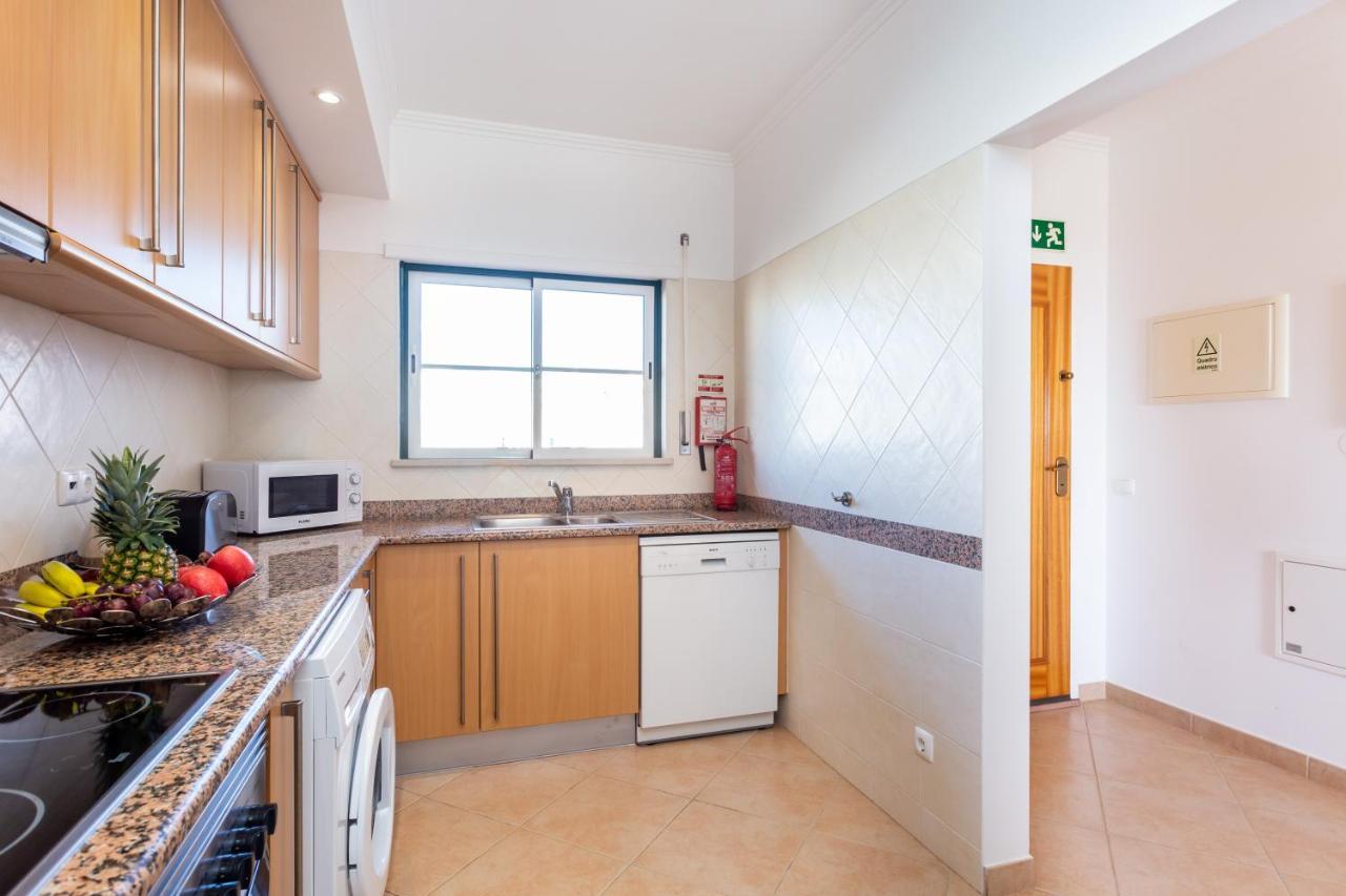 Lovely 2 Bedroom Apartment Including Pool, Stunning Ocean Views & Beach Closeby Praia Da Luz Экстерьер фото