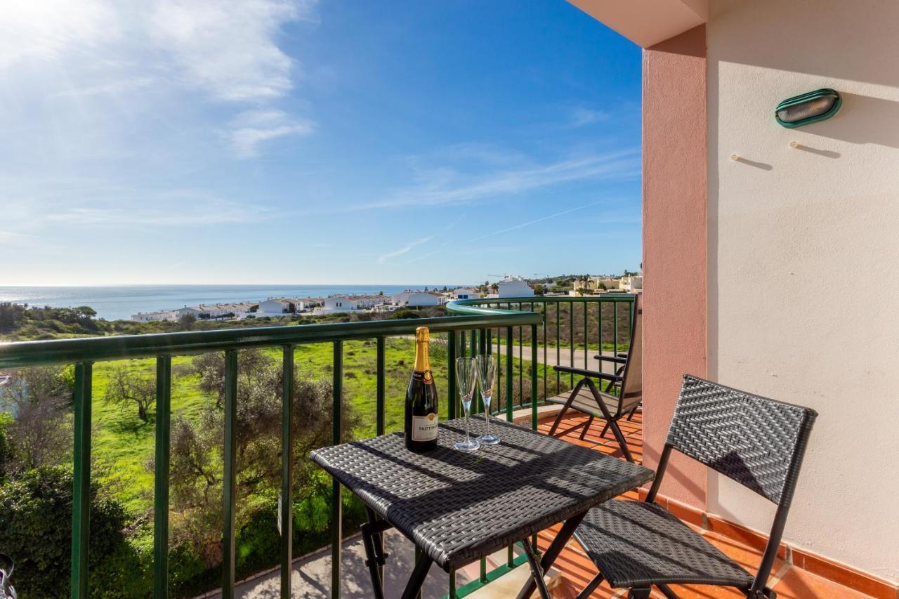 Lovely 2 Bedroom Apartment Including Pool, Stunning Ocean Views & Beach Closeby Praia Da Luz Экстерьер фото