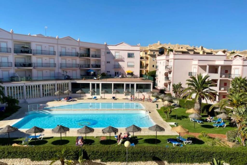 Lovely 2 Bedroom Apartment Including Pool, Stunning Ocean Views & Beach Closeby Praia Da Luz Экстерьер фото